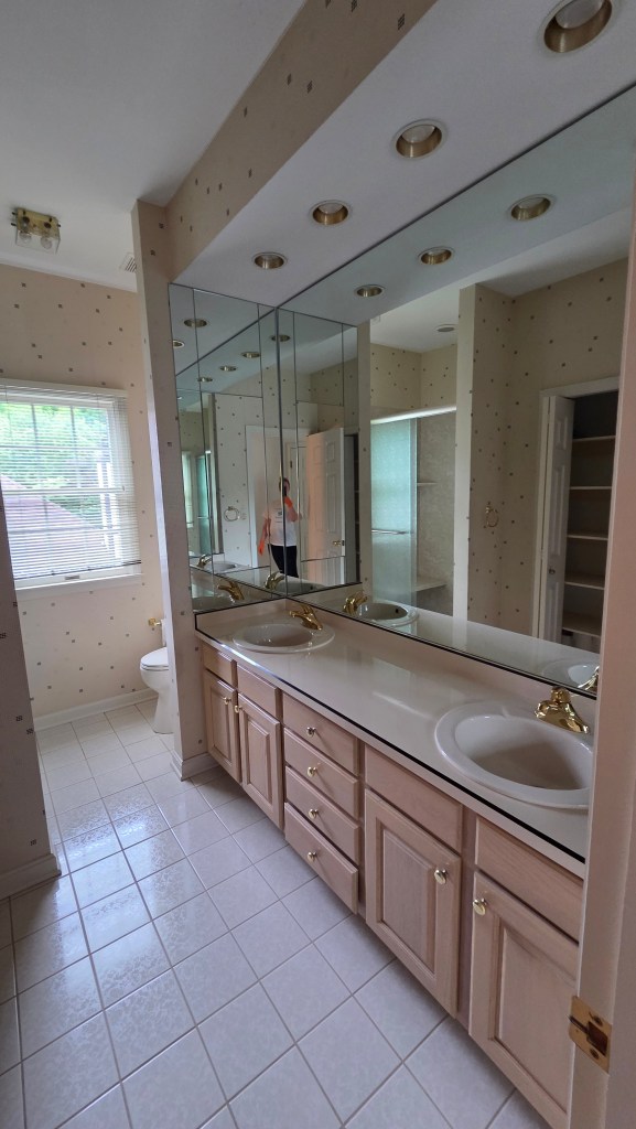 Spacious bathroom with double vanity mirrors. Move In Cleaning Mt Lebanon